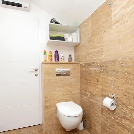 Ferienhaus Two-bedroom In Prigradica